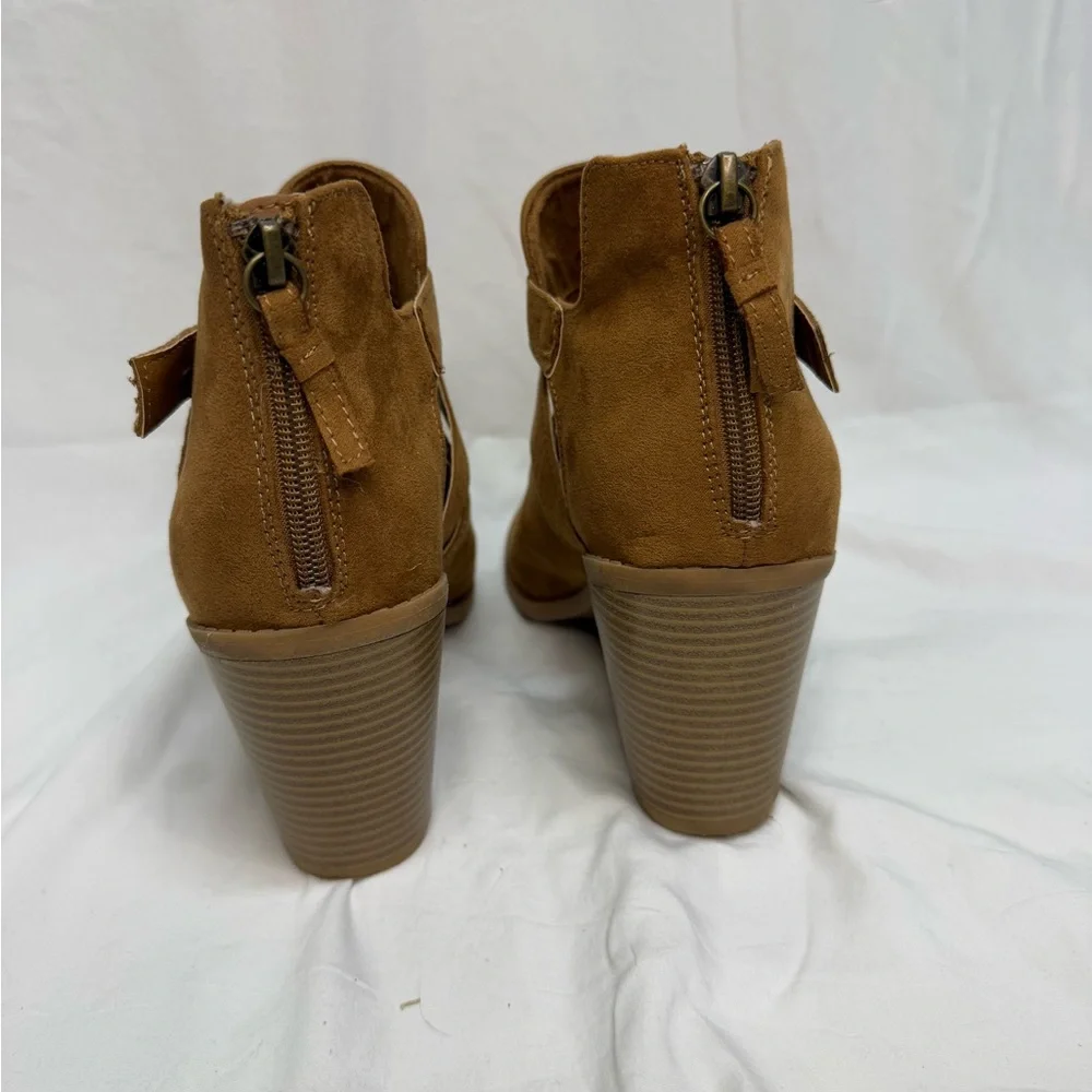 NWOT Rampage Women Vedette Brown/Camel Suede Strap Heel Bootie Sz 10‎